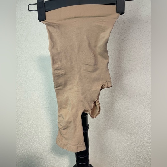 SKIMS Seamless Sculpt Solutions Shorts, Right Leg Exposed - Picture 4 of 4